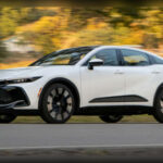 El Toyota Crown sorprendió por su diseño poco convencional y enfoque más sofisticado. Combina confort, tecnología híbrida y una estética distinta que lo convierte en una alternativa atractiva frente a muchos SUV tradicionales.
