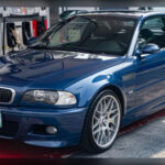 El BMW M3 E46 es considerado por muchos como uno de los mejores deportivos jamás fabricados por BMW. Su estética elegante y relativamente discreta escondía un chasis perfectamente afinado y un motor seis cilindros atmosférico capaz de girar a altísimas revoluciones. El M3 podía circular cómodamente a diario y transformarse en un arma de circuito en cuestión de segundos, consolidándose como uno de los coches más admirados por puristas y pilotos aficionados.