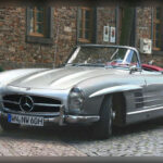 El Mercedes-Benz 300 SL demostró que un coche de calle podía incorporar tecnología directamente derivada de la competición. Su motor con inyección mecánica, la construcción ligera y las icónicas puertas alas de gaviota lo convirtieron en un referente absoluto de diseño e innovación. Además, ayudó a establecer el concepto moderno de gran turismo exótico y sofisticado que posteriormente inspiraría a generaciones de superdeportivos europeos.