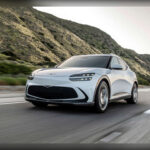 El Genesis GV60 Performance demuestra que el confort y las emociones al volante pueden convivir perfectamente. Su sistema de doble motor entrega hasta 483 CV y ofrece aceleraciones muy rápidas, mientras que la suspensión adaptativa y el diferencial trasero electrónico mejoran notablemente la agilidad. Además, su interior de alta calidad y su enfoque premium lo diferencian de muchos rivales, ofreciendo una experiencia exclusiva sin perder el componente deportivo.