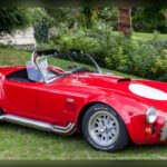 Pocas creaciones reflejan mejor la filosofía de Carroll Shelby que el Cobra 427 Super Snake. Equipado con un brutal motor V8 sobrealimentado capaz de desarrollar alrededor de 800 CV, este modelo fue concebido para ofrecer prestaciones extremas. La producción se limitó a únicamente dos unidades, una cifra que explica por qué cada aparición en una subasta genera enorme expectación entre los coleccionistas.