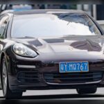El Porsche Panamera revolucionó el concepto tradicional de Gran Turismo al combinar el ADN deportivo de la marca alemana con la practicidad de una berlina de lujo. Su excelente comportamiento dinámico, unido a un habitáculo amplio y sofisticado, permite disfrutar tanto de carreteras reviradas como de largos recorridos por autopista sin esfuerzo.