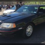 El Ford Thunderbird Turbo Coupe demostró que no era imprescindible recurrir a un enorme V8 para lograr buenas prestaciones. Su motor turboalimentado de 2,3 litros llegó a desarrollar hasta 190 CV, una cifra muy respetable para finales de los años 80. Además, combinaba un comportamiento dinámico convincente con un nivel de confort superior al de muchos muscle cars tradicionales, convirtiéndose en una propuesta tan original como infravalorada.