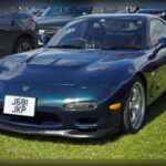 El Mazda RX-7 FD sigue siendo uno de los deportivos japoneses más admirados de todos los tiempos. Su motor rotativo, su bajo peso y una posición de conducción muy enfocada al conductor generan una sensación de conexión absoluta con la máquina. Cada cambio de marcha y cada aceleración transmiten una personalidad única que lo ha convertido en un auténtico icono para los entusiastas.