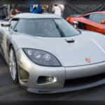 El Koenigsegg CCX ocupa el primer puesto gracias a una combinación excepcional de innovación, rendimiento y exclusividad. Su motor V8 biturboalimentado mediante compresores centrífugos desarrollaba 655 CV y permitía alcanzar velocidades que lo situaban entre los coches más rápidos del planeta. Además, incorporaba soluciones técnicas revolucionarias, una construcción intensiva en fibra de carbono y un diseño que marcó el inicio de la leyenda moderna de Koenigsegg.