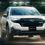El renovado Subaru Forester Hybrid incorpora tecnología híbrida de origen Toyota, mejorando un 40% el consumo respecto a versiones previas. Mantiene además gran espacio interior y controles intuitivos, dos señas clásicas de Subaru.