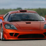 El Saleen S7 marcó un antes y un después al demostrar que Estados Unidos podía fabricar un superdeportivo puro de motor central. Primero llegó con 550 CV, pero más tarde la versión Twin Turbo elevó la cifra hasta unos contundentes 750 CV, consolidando su estatus de icono.