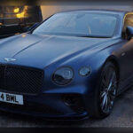 El Bentley Continental GT Speed utiliza un motor W12 y tracción integral para mover su elevada masa con sorprendente facilidad. Su capacidad de recuperación y aceleración supera al Ferrari clásico.