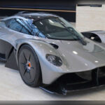 El Aston Martin Valkyrie, desarrollado con participación del ingeniero de Fórmula 1 Adrian Newey, parece directamente extraído de un paddock. Aerodinámica extrema, peso reducido y rendimiento salvaje hacen que conducirlo sea una experiencia casi alienígena. Es uno de los coches más radicales jamás matriculados.