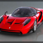 El SCG 004, creado por Scuderia Cameron Glickenhaus, es uno de los proyectos más originales del panorama actual. Su rasgo más llamativo es la posición central del conductor con configuración de tres plazas, una solución claramente inspirada en el legendario McLaren F1.