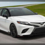 El Toyota Camry marcó el final de una generación extremadamente fiable. Con opciones híbridas, deportivas y versiones V6, sigue siendo una de las berlinas medianas más recomendables para quienes priorizan durabilidad y confort.