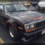 El AMC Spirit AMX apostó por una filosofía distinta en plena caída de la potencia americana. En lugar de depender exclusivamente de enormes motores, priorizó el bajo peso, el manejo ágil y una estética deportiva muy peculiar. AMC entendió antes que muchos fabricantes que el futuro del rendimiento también podía venir de la agilidad y no solo de los caballos, convirtiendo al Spirit AMX en una pieza muy especial dentro de la transición automotriz de finales de los 70.