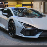 El Lamborghini Revuelto representa la nueva generación de superdeportivos híbridos de Sant’Agata Bolognese. Combina un gigantesco motor V12 atmosférico con asistencia eléctrica para superar los 1.000 CV de potencia total. El resultado es una aceleración explosiva, velocidades extremas y una experiencia de conducción que mezcla el carácter salvaje tradicional de Lamborghini con la tecnología híbrida más avanzada de la marca.