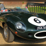 El Jaguar D-Type es uno de los vehículos de competición más exitosos de la historia. Su revolucionario diseño aerodinámico y su eficacia en pista le permitieron conquistar tres victorias consecutivas en las 24 Horas de Le Mans durante la década de 1950. Con solo 71 unidades fabricadas, su prestigio deportivo y su exclusividad continúan impulsando su valor en el mercado internacional de clásicos.