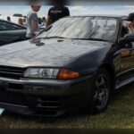 El Nissan Skyline R32 GT-R revolucionó el concepto de altas prestaciones gracias a su avanzada tracción total y a su sofisticada gestión electrónica. Desde el primer contacto sorprende por su capacidad para transmitir confianza incluso a ritmos muy elevados. Su combinación de tecnología, potencia y eficacia marcó un antes y un después en la industria, convirtiéndolo en una de las mayores leyendas japonesas de todos los tiempos.