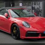 El 911 Turbo S sigue siendo uno de los referentes absolutos en rendimiento. Su motor bóxer biturbo de 3.8 litros produce 640 caballos de fuerza y está asociado a un sofisticado sistema de tracción integral.

Acelera de 0 a 100 km/h en apenas 2,6 segundos, combinando velocidad extrema, precisión de manejo y un nivel de refinamiento difícil de igualar.