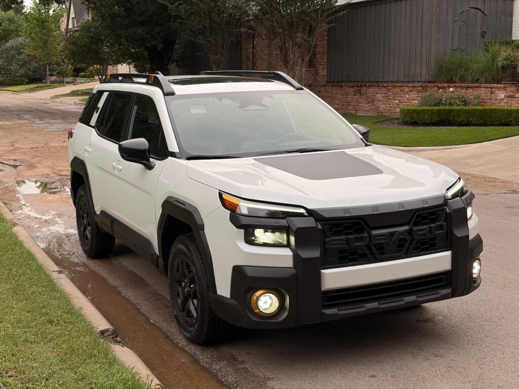 Fotografía 3/4 de un Subaru Outback 2026 blanco