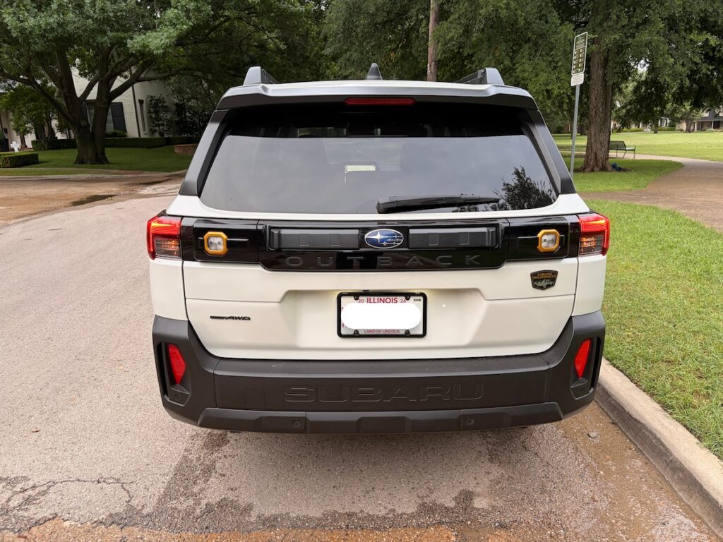 Trasera de un Outback blanco 2026