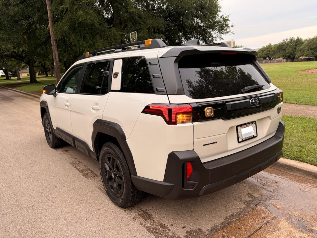 Trasera 3/4 de un SUV Outback del año