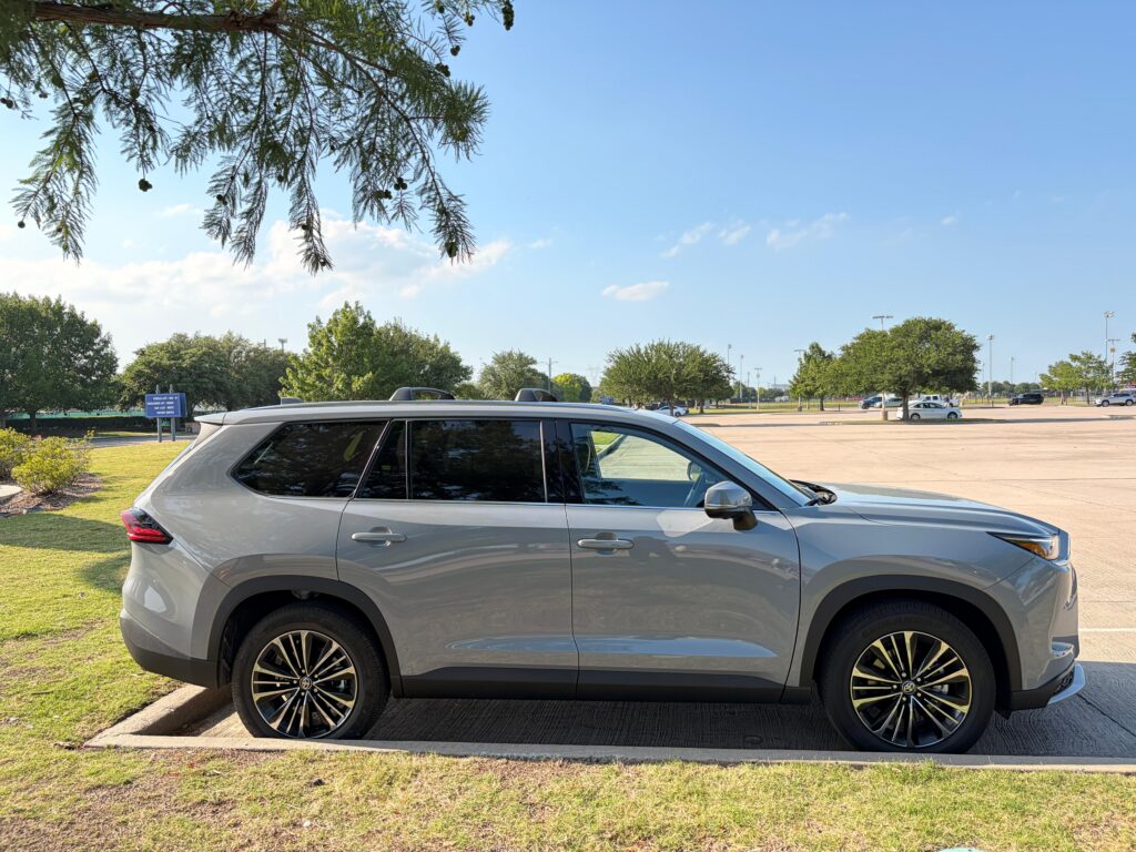 Lateral de un Grand Highlander del año