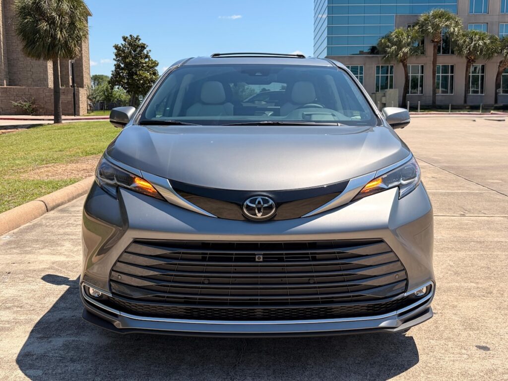 Frontal de una Toyota Sienna 2026