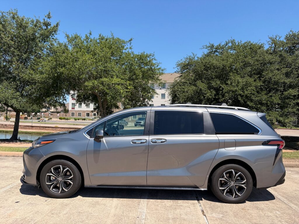 Lateral de una Toyota Sienna 2026 Platinum