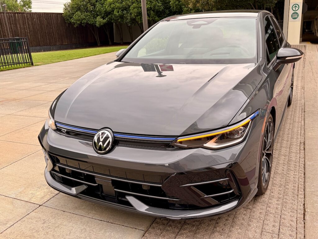 Frontal 3/4 de un Volkswagen Golf R 2026