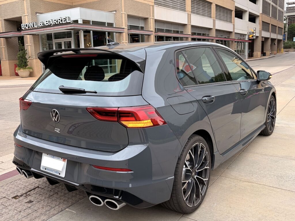 Trasera 3/4 de un Golf R del año