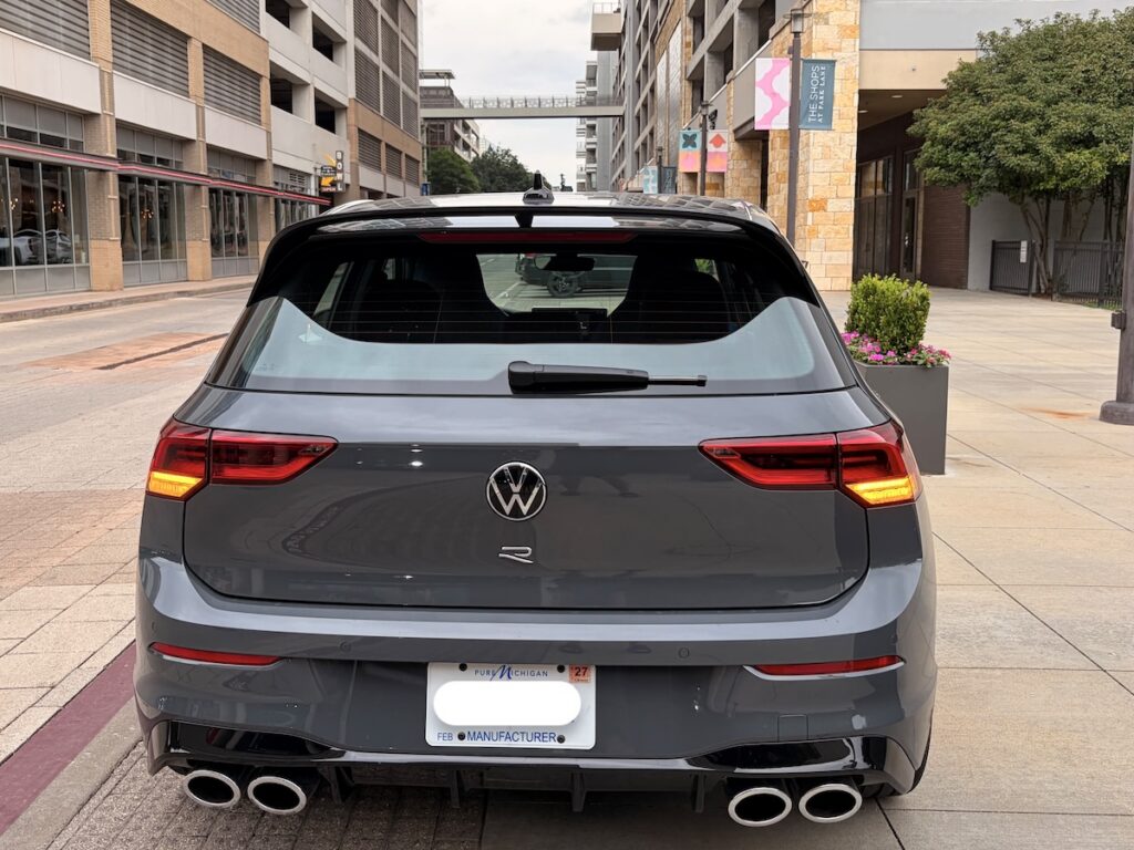 Trasera de un Golf R 2026
