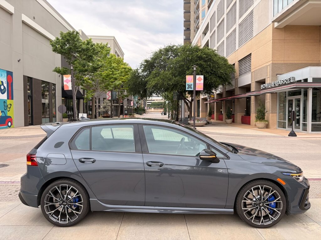 Lateral de un Golf R 2026