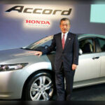 El Honda Accord ha recorrido un largo camino desde su debut en 1976. Lo que comenzó como un modesto hatchback ha evolucionado hasta convertirse en una de las berlinas medianas más reconocidas del mundo. Durante cinco décadas, el modelo ha sabido adaptarse a las tendencias del mercado, incorporando avances tecnológicos, mejoras de seguridad y una mayor sofisticación para mantenerse como uno de los pilares de la marca japonesa.