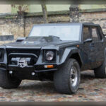 Mucho antes de que los SUV deportivos dominaran el mercado, el Lamborghini LM002 ya ofrecía una fórmula similar. Fabricado entre 1986 y 1993, incorporaba un espectacular motor V12 de 5,2 litros derivado del Countach, combinado con tracción total y capacidades todoterreno reales. Conocido como el 