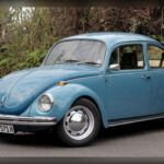 El Volkswagen Beetle, lanzado en 1938, rompió con las formas rígidas y cuadradas que dominaban la industria en aquella época. Su diseño redondeado y amigable no solo mejoró la aerodinámica, sino que también creó una identidad visual única que lo convirtió en uno de los coches más reconocibles de todos los tiempos. Su influencia se extendió durante décadas y ayudó a definir el concepto de automóvil popular para millones de personas en todo el mundo.