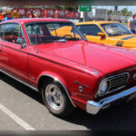 El Plymouth Barracuda de primera generación, producido entre 1964 y 1966, fue eclipsado durante años por el enorme éxito del Ford Mustang. Sin embargo, los coleccionistas comenzaron a valorar sus distintivas líneas fastback, su exclusividad y la amplia oferta de motores disponibles. Su producción relativamente limitada ha impulsado la demanda y convertido a este clásico estadounidense en una de las sorpresas más destacadas del mercado de colección.