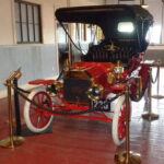 El Ford Model T revolucionó el transporte al convertirse en el primer automóvil realmente accesible para las masas. Gracias a la implementación de la línea de montaje móvil impulsada por Henry Ford, los costes de producción se redujeron drásticamente y millones de personas pudieron comprar un vehículo por primera vez. Con más de 15 millones de unidades fabricadas, el Model T cambió la movilidad global y sentó las bases de la industria automotriz moderna.
