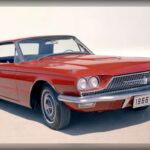 El Ford Thunderbird fue uno de los modelos más emblemáticos de la marca durante más de cuatro décadas. Nacido en 1955 como rival directo del Chevrolet Corvette, evolucionó desde un deportivo biplaza hasta convertirse en un gran turismo de lujo. También dejó huella en la NASCAR durante los años 80 y 90 gracias a su diseño aerodinámico. Su última reaparición entre 2002 y 2005 no logró consolidarse, pero su historia demuestra que el Thunderbird siempre supo adaptarse a los cambios del mercado y todavía podría tener espacio en la gama moderna de Ford.