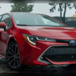 El Toyota Corolla lleva décadas siendo considerado uno de los coches más fiables jamás fabricados. Su mecánica sencilla, junto con una ingeniería enfocada en la durabilidad, ayuda a minimizar el desgaste de los componentes con el paso de los años. No es extraño encontrar unidades que superan ampliamente los 300.000 kilómetros realizando únicamente los mantenimientos recomendados por el fabricante.