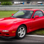 El Mazda RX-7 es uno de los deportivos japoneses más admirados de todos los tiempos. Fabricado entre 1978 y 2002, destacó por su ligereza, su excelente equilibrio dinámico y el exclusivo motor rotativo Wankel. Especialmente la generación FD se ganó el respeto de los entusiastas gracias a su diseño atemporal y sus impresionantes prestaciones turboalimentadas. Aunque nunca fue un superventas, hoy es uno de los clásicos japoneses más codiciados del mercado.