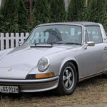 Desde su lanzamiento en 1964, el Porsche 911 ha logrado algo que muy pocos modelos pueden presumir: evolucionar constantemente sin perder su identidad. Su característica configuración de motor trasero, la precisión de su chasis y los emblemáticos motores bóxer de seis cilindros han convertido al 911 en un referente absoluto. Cada generación ha mantenido intacta la esencia que lo ha transformado en uno de los deportivos más admirados de todos los tiempos.