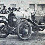 La historia de las 24 Horas de Le Mans comenzó en 1923 y el primer gran protagonista fue el Chenard-Walcker Type U3 15CV Sport. Este modelo francés logró la victoria en la edición inaugural de la carrera, asegurando además un impresionante doblete para la marca con otro coche en segunda posición. Aunque la firma desapareció hace décadas, su nombre quedó grabado para siempre en los libros de historia del automovilismo.