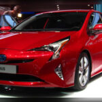 El Toyota Prius llegó cuando la eficiencia energética y la preocupación por el consumo de combustible empezaban a convertirse en prioridades para millones de conductores. Su tecnología híbrida parecía arriesgada en sus inicios, pero el aumento del precio de los carburantes y una mayor conciencia medioambiental impulsaron su éxito. Gracias a su fiabilidad y bajo consumo, el Prius ayudó a convertir a Toyota en una de las marcas líderes en electrificación.