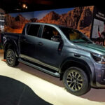 La nueva Toyota Hilux BEV marca un hito para la marca japonesa al convertirse en la primera camioneta eléctrica de producción basada en una estructura de largueros y travesaños. El modelo ya está disponible en mercados como Reino Unido y Australia, donde Toyota inicia oficialmente su incursión en el segmento de las pickups eléctricas.