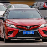 El Toyota Camry lleva décadas siendo considerado uno de los automóviles más fiables del mercado. Su mecánica sencilla, costes de mantenimiento razonables y una reputación construida durante generaciones han permitido que numerosas unidades superen los 200.000 millas (más de 320.000 kilómetros) con un mantenimiento básico y revisiones periódicas.