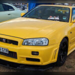 El Nissan Skyline GT-R R34 es considerado por muchos como el máximo exponente de la ingeniería japonesa de alto rendimiento. Equipado con el legendario motor biturbo RB26 y un avanzado sistema de tracción total, dominó tanto en carretera como en competición. Su extraordinaria capacidad de aceleración, su enorme potencial de preparación y una fiabilidad sobresaliente le permitieron ganarse el apodo de 
