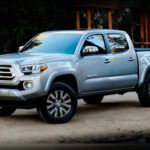 La Toyota Tacoma continúa siendo una de las camionetas con mejor valor de reventa. Su reconocida fiabilidad, excelentes capacidades todoterreno y durabilidad mecánica mantienen una elevada demanda incluso entre los compradores de vehículos usados, impulsando sus precios en el mercado de segunda mano.