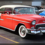 El Chevrolet Bel Air de 1955 es recordado por su elegante estética y abundantes detalles cromados, pero también destacó por unas prestaciones sorprendentes para la época. Su motor V8 de 265 pulgadas cúbicas desarrollaba hasta 162 caballos de potencia en las primeras versiones, mientras que las variantes equipadas con doble carburador alcanzaban los 195 CV, ofreciendo una aceleración y una agilidad poco habituales en los años cincuenta.
