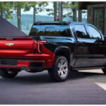Una de las predicciones más acertadas fue que la Chevrolet Silverado 2027 mantendría su identidad visual sin apostar por una revolución estética. El modelo de producción conserva las proporciones tradicionales de la pickup, pero incorpora un frontal más moderno, nuevos grupos ópticos LED, pasos de rueda más cuadrados y una zaga con líneas más limpias y sofisticadas.