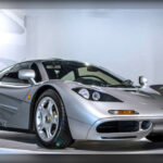 El McLaren F1 dominó el mundo de la velocidad durante los años noventa y sigue siendo considerado una de las mayores obras maestras jamás construidas. Equipado con un motor BMW V12 atmosférico y una innovadora posición de conducción central, logró establecer nuevos estándares de rendimiento. Su combinación de ligereza, precisión mecánica y una velocidad máxima superior a los 380 km/h lo convirtió en una leyenda absoluta del automóvil.