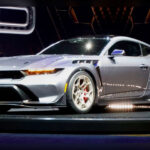 El nuevo Ford Mustang GTD 2025 representa la máxima evolución del icónico pony car. Diseñado para competir con los mejores deportivos europeos, combina una aerodinámica extrema, materiales de alta gama y un motor V8 sobrealimentado de 5,2 litros que superará los 800 CV. Su producción limitada y un precio superior a los 300.000 dólares lo convierten en uno de los Mustang más exclusivos jamás fabricados.