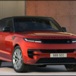 Jaguar Land Rover vive actualmente una situación compleja en sus dos principales mercados. Mientras que en Estados Unidos la adopción de vehículos eléctricos avanza más lentamente de lo previsto, en China los consumidores están abandonando rápidamente los modelos de combustión para apostar por coches eléctricos e híbridos enchufables. Esta diferencia está obligando a la compañía a replantear parte de su estrategia global.